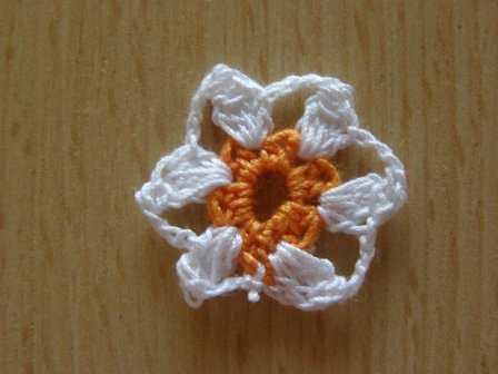 Háčkovaná kytička průměr 2-2,5cm - VZOR 1K